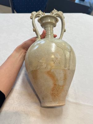 A Chinese straw-glazed pottery amphora with double dragon-shaped handles, Tang — foto 5