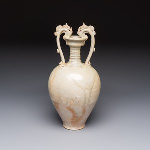 A Chinese straw-glazed pottery amphora with double dragon-shaped handles, Tang — foto 1