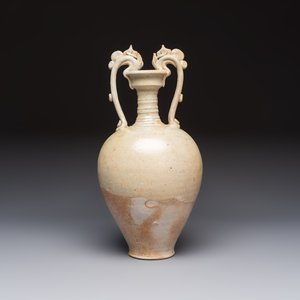 A Chinese straw-glazed pottery amphora with double dragon-shaped handles, Tang — foto 4