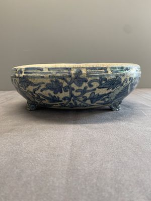 RETURNED 10/12/24 A Chinese Swatow blue and white crackle-glazed 'peonies and trigrams' tripod censer, Ming — photo 1