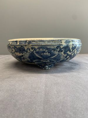 RETURNED 10/12/24 A Chinese Swatow blue and white crackle-glazed 'peonies and trigrams' tripod censer, Ming — photo 2