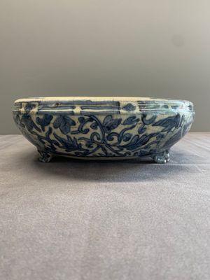 RETURNED 10/12/24 A Chinese Swatow blue and white crackle-glazed 'peonies and trigrams' tripod censer, Ming — photo 3