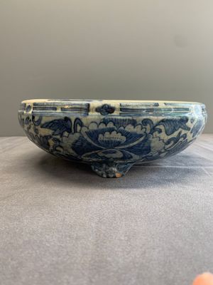 RETURNED 10/12/24 A Chinese Swatow blue and white crackle-glazed 'peonies and trigrams' tripod censer, Ming — photo 4