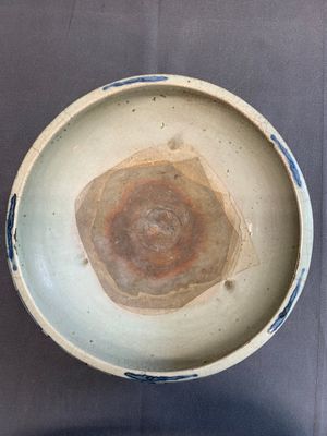 RETURNED 10/12/24 A Chinese Swatow blue and white crackle-glazed 'peonies and trigrams' tripod censer, Ming — photo 5