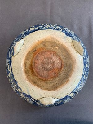 RETURNED 10/12/24 A Chinese Swatow blue and white crackle-glazed 'peonies and trigrams' tripod censer, Ming — photo 7