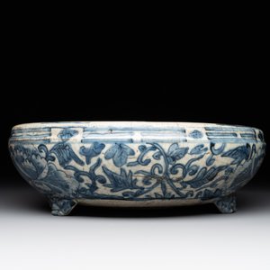 RETURNED 10/12/24 A Chinese Swatow blue and white crackle-glazed 'peonies and trigrams' tripod censer, Ming — photo 2