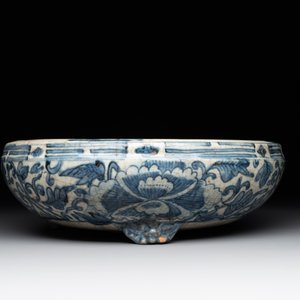 RETURNED 10/12/24 A Chinese Swatow blue and white crackle-glazed 'peonies and trigrams' tripod censer, Ming — photo 3
