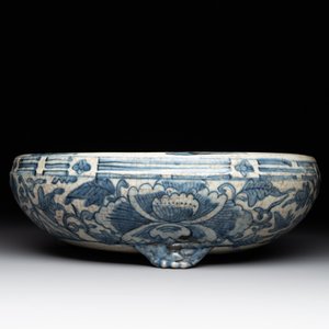 RETURNED 10/12/24 A Chinese Swatow blue and white crackle-glazed 'peonies and trigrams' tripod censer, Ming — photo 4