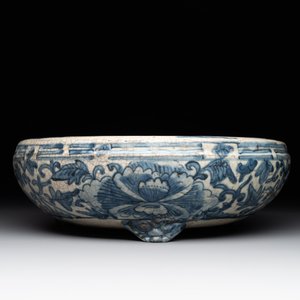 RETURNED 10/12/24 A Chinese Swatow blue and white crackle-glazed 'peonies and trigrams' tripod censer, Ming — photo 5