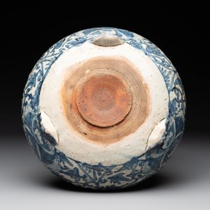 RETURNED 10/12/24 A Chinese Swatow blue and white crackle-glazed 'peonies and trigrams' tripod censer, Ming — photo 7