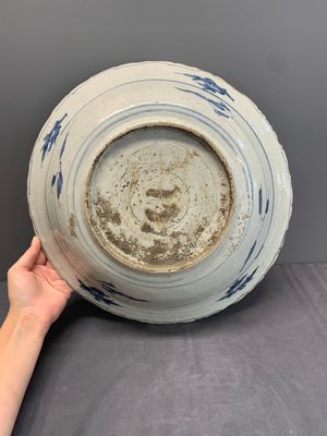 A Chinese Swatow blue and white dish with deer in a landscape, Ming — photo 2