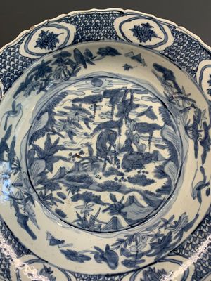 A Chinese Swatow blue and white dish with deer in a landscape, Ming — photo 3