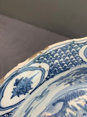 A Chinese Swatow blue and white dish with deer in a landscape, Ming — photo 4