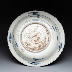 A Chinese Swatow blue and white dish with deer in a landscape, Ming — photo 2