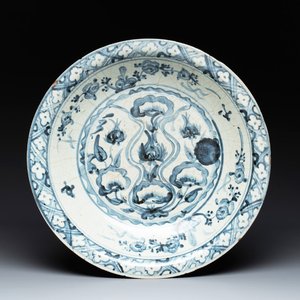 A Chinese Swatow blue and white dish with stylised floral design, Ming — foto 1