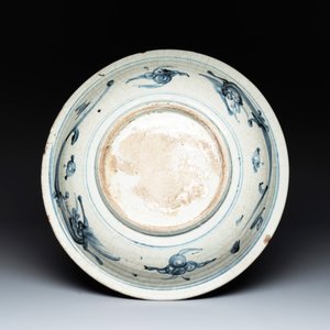A Chinese Swatow blue and white dish with stylised floral design, Ming — foto 2