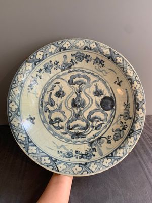 A Chinese Swatow blue and white dish with stylised floral design, Ming — photo 1