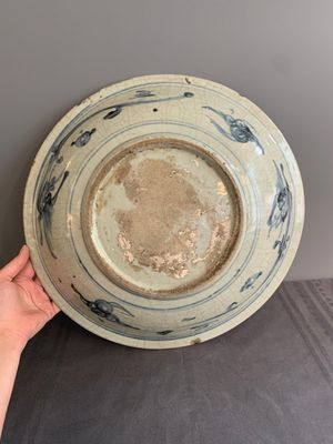 A Chinese Swatow blue and white dish with stylised floral design, Ming — photo 2