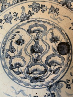 A Chinese Swatow blue and white dish with stylised floral design, Ming — photo 3