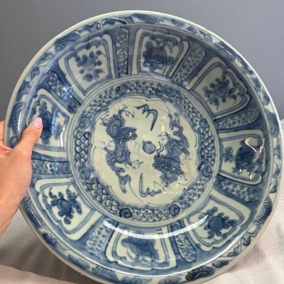 A Chinese Swatow blue and white 'Dragons' dish — 照片 1