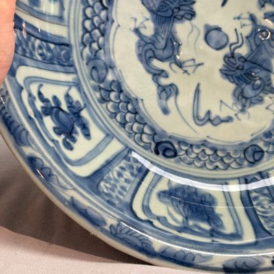 A Chinese Swatow blue and white 'Dragons' dish — 照片 2