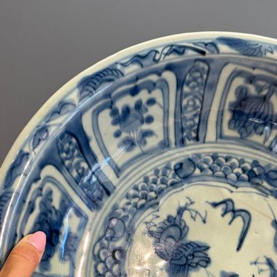 A Chinese Swatow blue and white 'Dragons' dish — 照片 3
