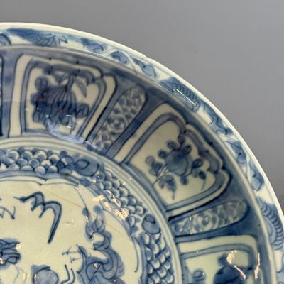 A Chinese Swatow blue and white 'Dragons' dish — 照片 4