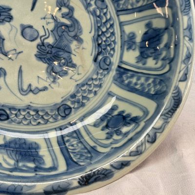 A Chinese Swatow blue and white 'Dragons' dish — 照片 5