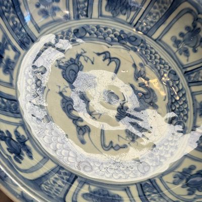A Chinese Swatow blue and white 'Dragons' dish — 照片 7