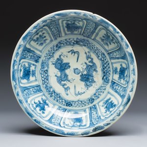 A Chinese Swatow blue and white 'Dragons' dish — 照片 1