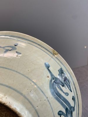 A Chinese Swatow blue and white 'kylin' dish, Ming — photo 4