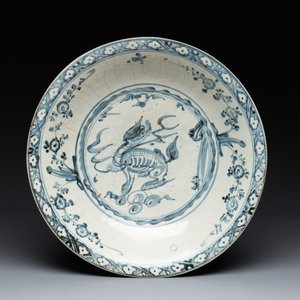 A Chinese Swatow blue and white 'kylin' dish, Ming — photo 1