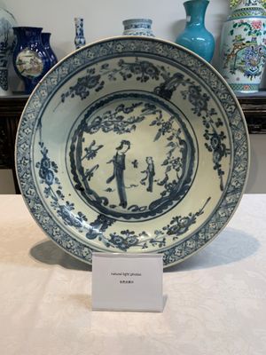 A Chinese Swatow blue and white 'lady and a boy' dish, Ming — photo 1