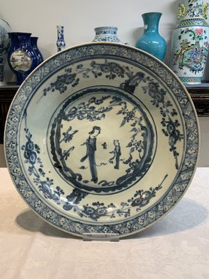 A Chinese Swatow blue and white 'lady and a boy' dish, Ming — photo 2
