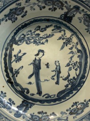 A Chinese Swatow blue and white 'lady and a boy' dish, Ming — photo 3
