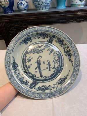 A Chinese Swatow blue and white 'lady and a boy' dish, Ming — photo 9