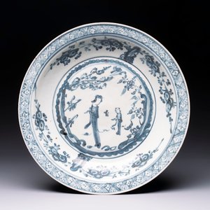 A Chinese Swatow blue and white 'lady and a boy' dish, Ming — photo 1