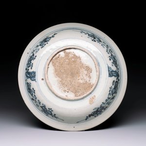 A Chinese Swatow blue and white 'lady and a boy' dish, Ming — photo 2