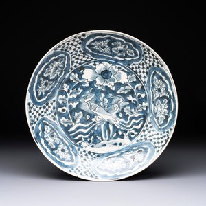 A Chinese Swatow blue and white 'phoenixes' dish, Ming — foto 1