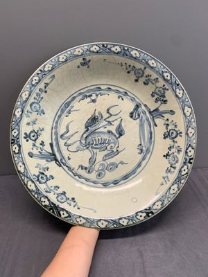A Chinese Swatow blue and white 'qilin' dish, Ming — photo 1