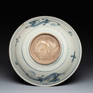 A Chinese Swatow blue and white 'qilin' dish, Ming — photo 2