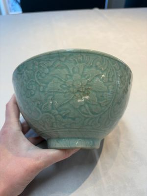 A Chinese Swatow celadon-glazed bowl with floral anhua design, 18th C. — photo 1