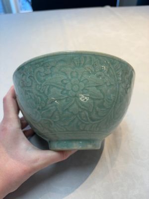 A Chinese Swatow celadon-glazed bowl with floral anhua design, 18th C. — photo 2