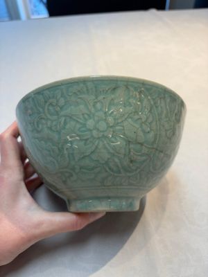 A Chinese Swatow celadon-glazed bowl with floral anhua design, 18th C. — photo 3
