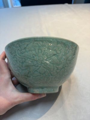 A Chinese Swatow celadon-glazed bowl with floral anhua design, 18th C. — photo 4