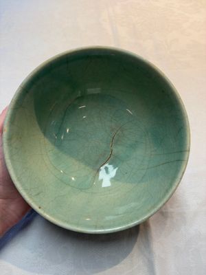A Chinese Swatow celadon-glazed bowl with floral anhua design, 18th C. — photo 5