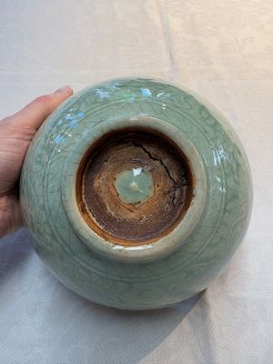 A Chinese Swatow celadon-glazed bowl with floral anhua design, 18th C. — photo 7