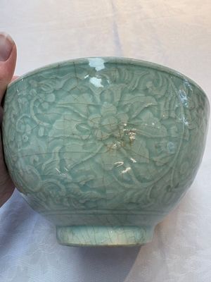 A Chinese Swatow celadon-glazed bowl with floral anhua design, 18th C. — photo 8