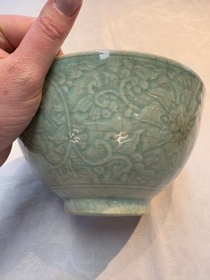 A Chinese Swatow celadon-glazed bowl with floral anhua design, 18th C. — photo 9