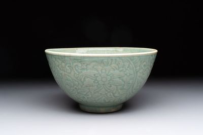 A Chinese Swatow celadon-glazed bowl with floral anhua design, 18th C.